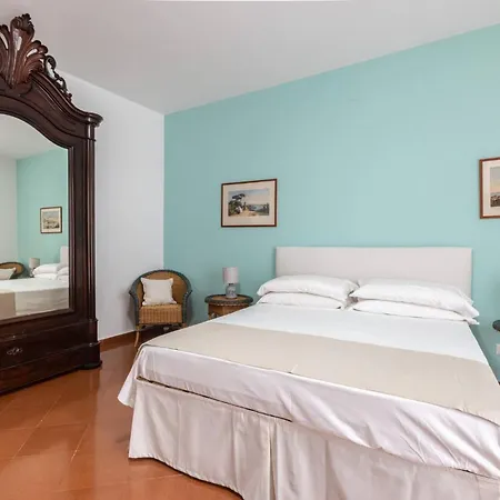 Guest house Charming Bedroom In With Balcony